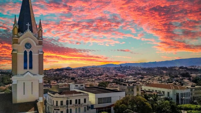 Foto exibe do alto a cidade de São João da Boa Vista - SP