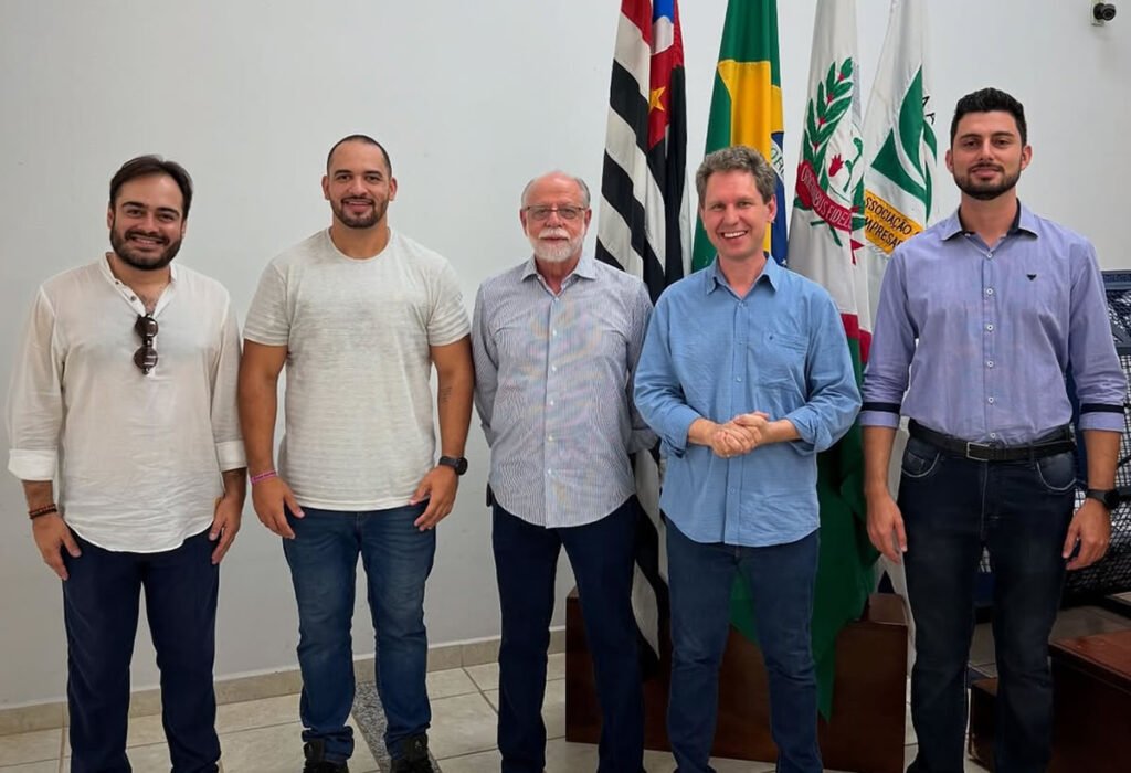 Novos diretores ao lado do prefeito eleito de Espírito Santo do Pinhal, Serginho Bianchi