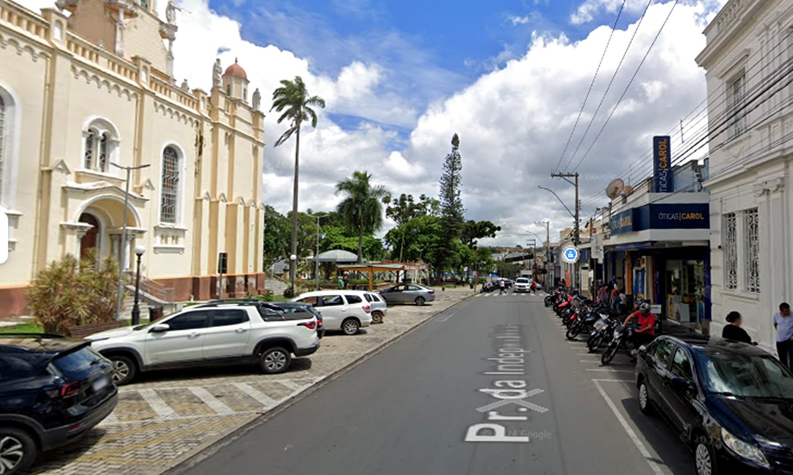 Rua no centro de Espirito Santo do Pinhal