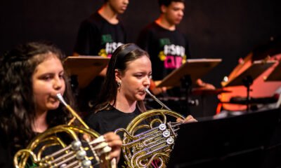 Alunas tocando instrumento musical na Orquestra de Jundiaí do Projeto Guri