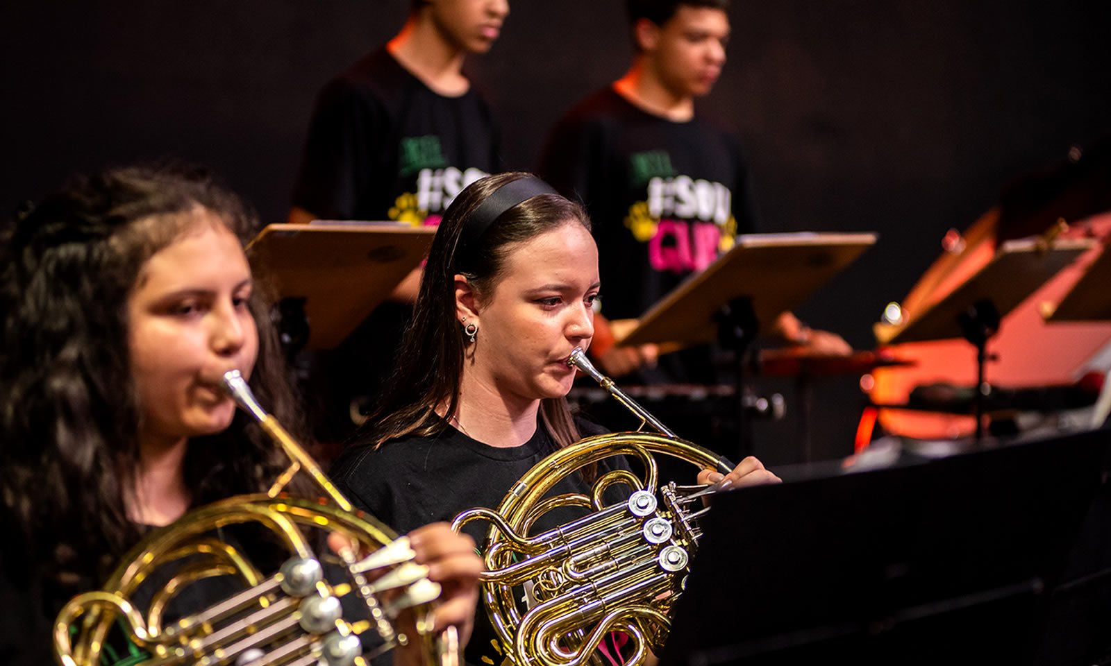 Alunas tocando instrumento musical na Orquestra de Jundiaí do Projeto Guri