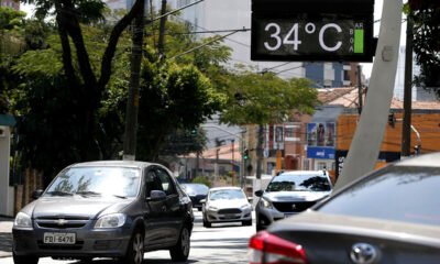 Termômetro na rua de SP marcando 34 graus