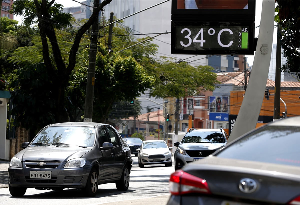 Termômetro na rua de SP marcando 34 graus