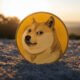 Moeda Dogecoin enterrada na areia no por do sol