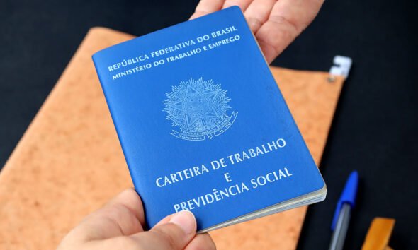 Pessoa entregando carteira de trabalhao brasileira para empregador