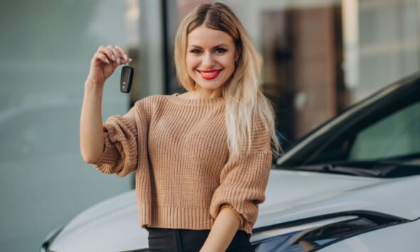 IPVA Mulher na frente do carro segurando a chave