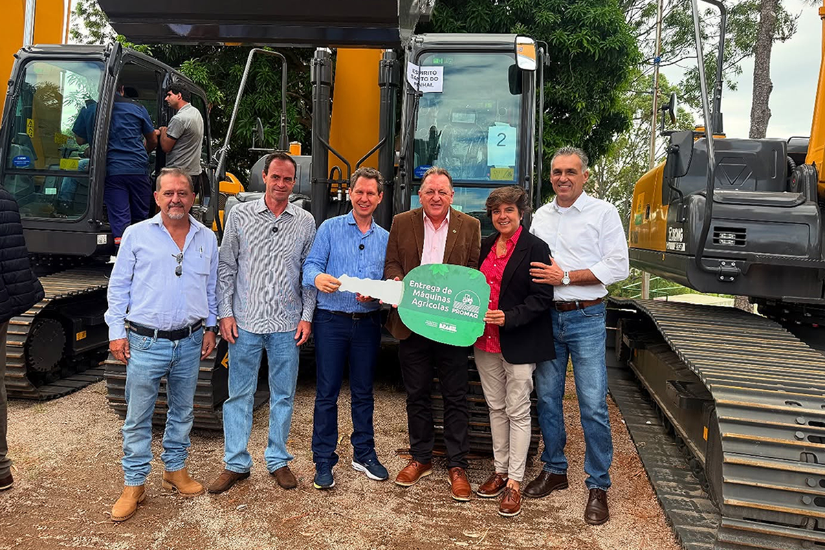 Escavadeira sendo entregue a prefeitura de Espírito Santo do Pinhal