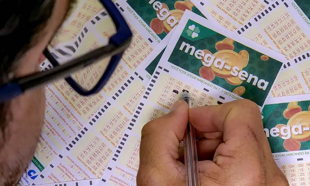 Homem preenchendo cartela da Mega-Sena