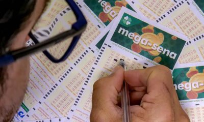 Homem preenchendo cartela da Mega-Sena