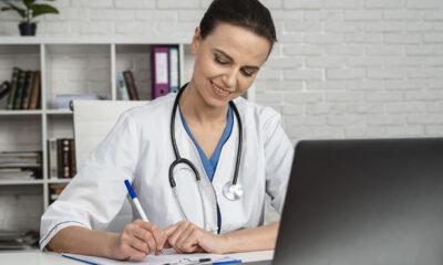 Medica realizando exame