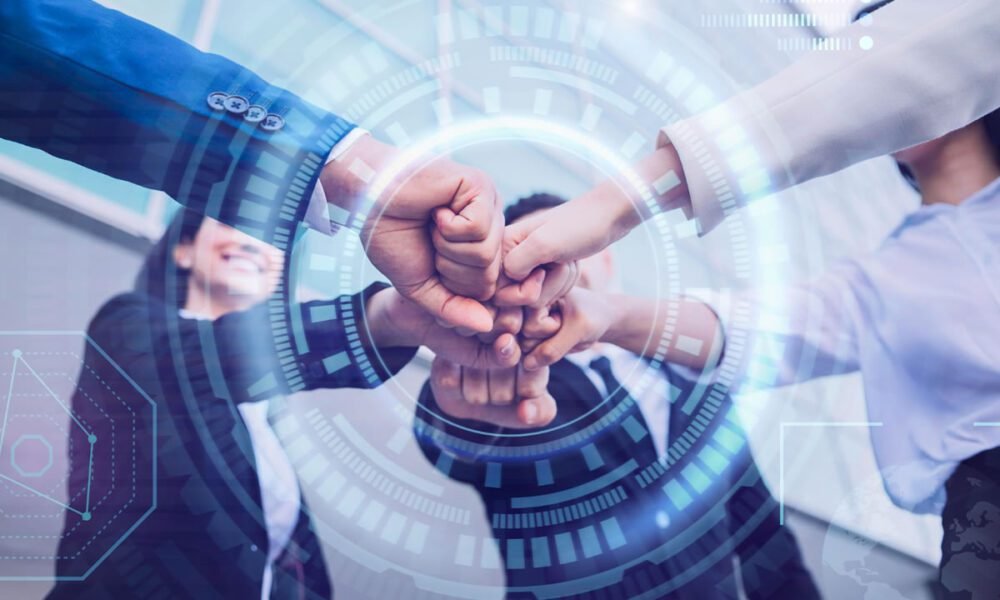 funcionarios-de-empresa-reunidos-dando-as-maos