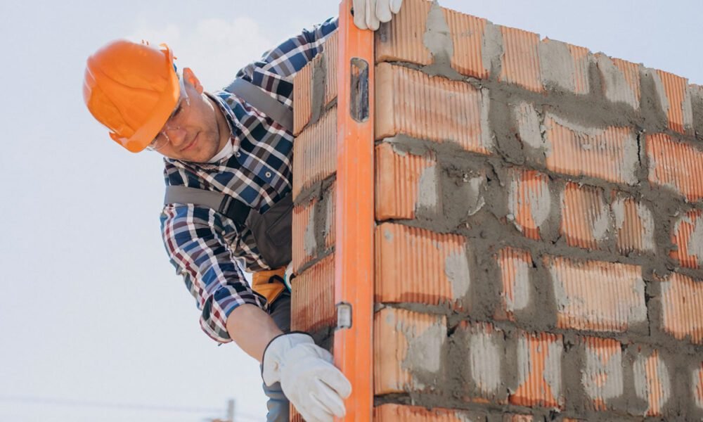 Homem trabalhando na obra