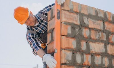 Homem trabalhando na obra