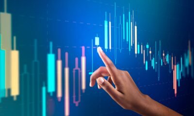 grafico-mercado-de-acoes-na-tela-virtual-com-remix-digital-de-mao-de-mulher