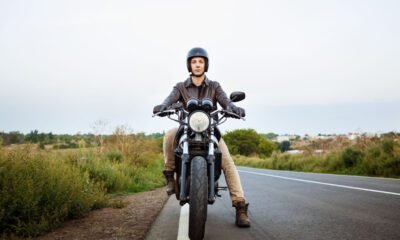 Jovem andando de moto na estrada