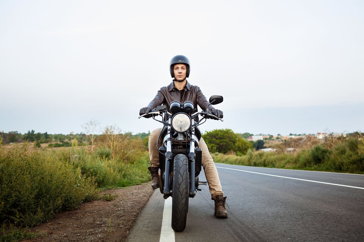 Jovem andando de moto na estrada
