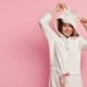jovem-de-pijama-de-unicornio