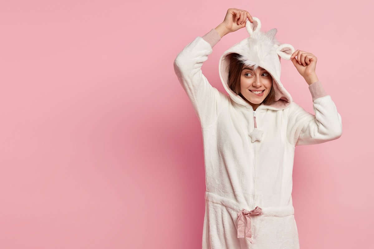 jovem-de-pijama-de-unicornio