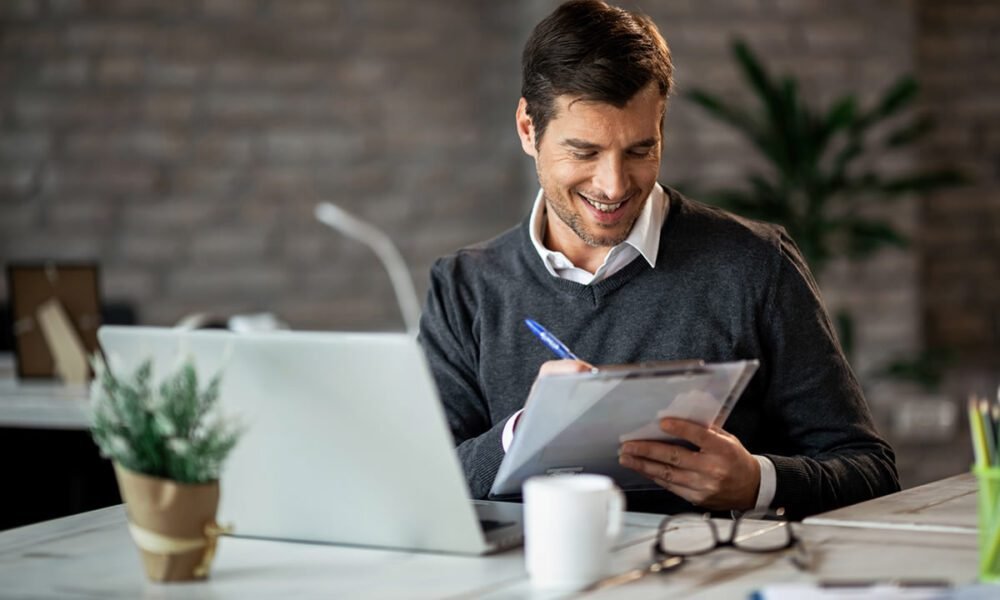 homem-pagando-documentos-ipva