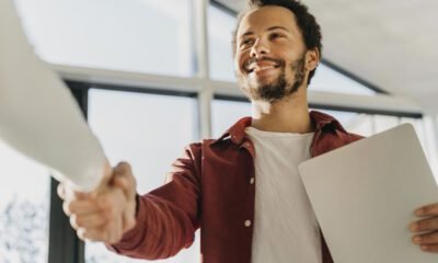 aperto-de-mao-de-empresarios