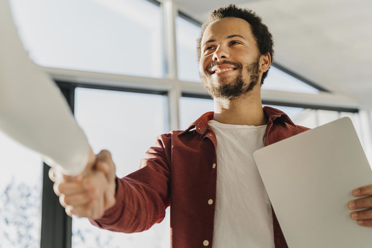 aperto-de-mao-de-empresarios