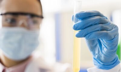 desfocado-cientista-feminina-segurando-substancia-de-laboratorio