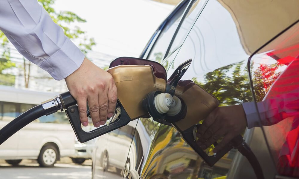 Colocando gasolina em seu carro em um posto de gasolina