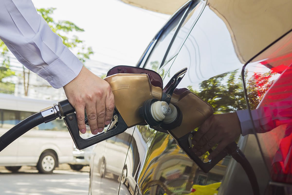 Colocando gasolina em seu carro em um posto de gasolina