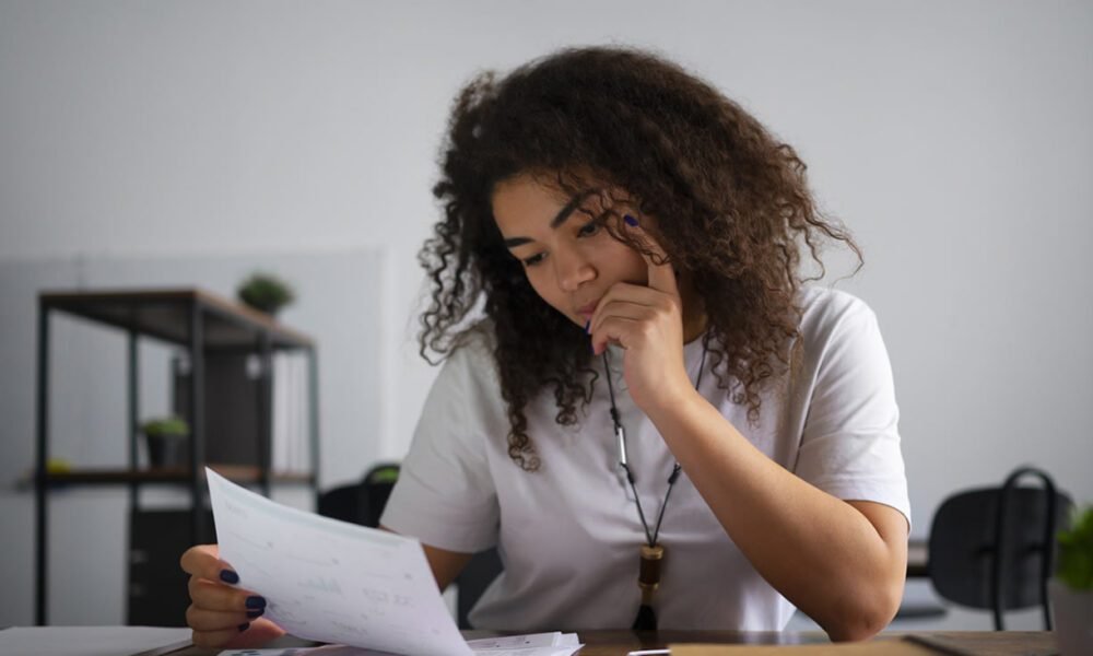 ipva mulher lendo documento