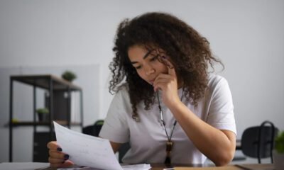 ipva mulher lendo documento