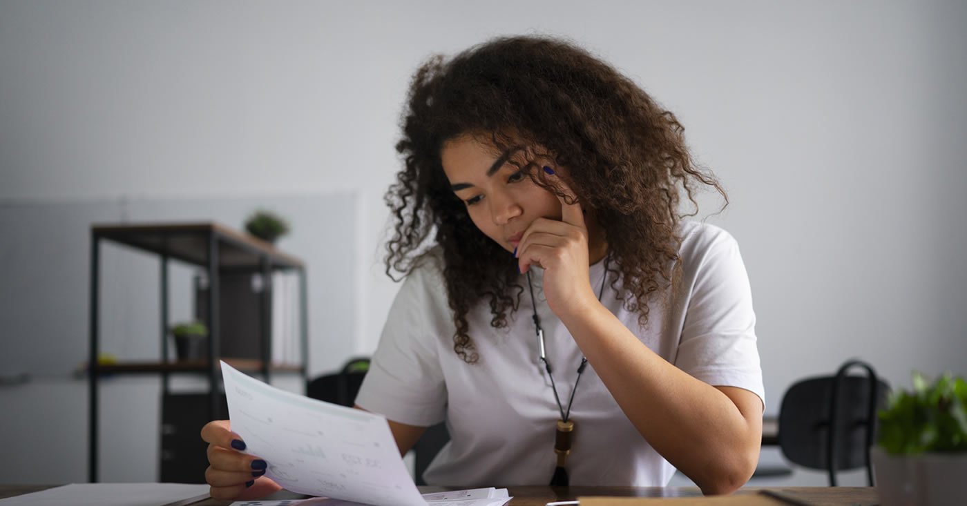 ipva mulher lendo documento