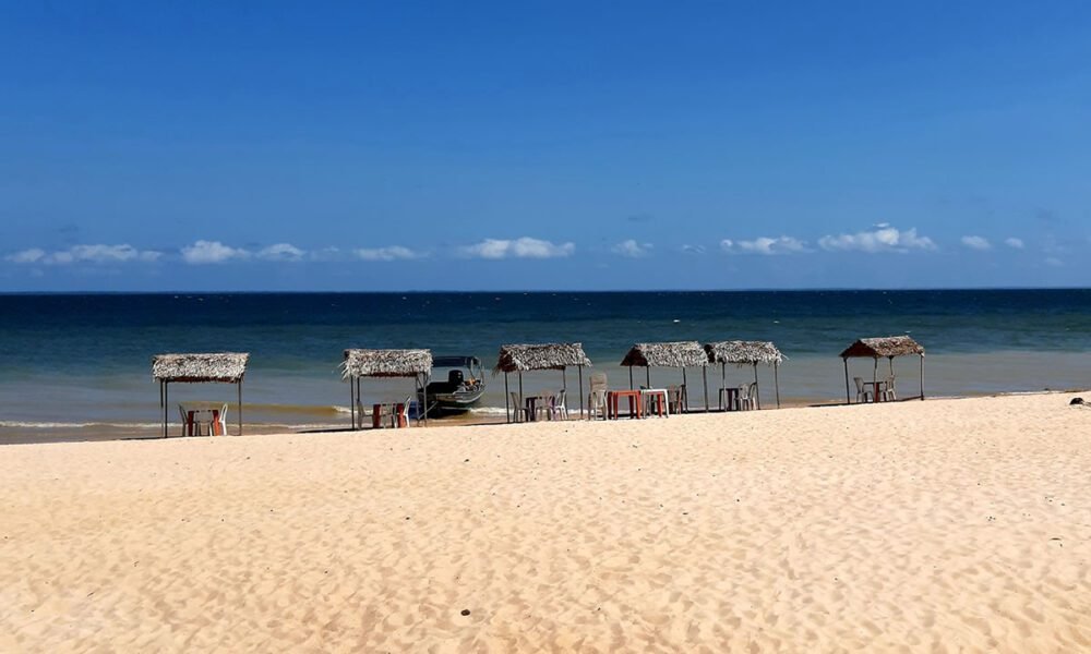 “River beach (River Tapajós) in Alter do Chão, state of Pará, Brazil. Amazon.”, foto de JorgeFromBrazil, licenciada sob Creative Commons Attribution-Share Alike 4.0 (CC BY-SA 4.0), via Wikimedia Commons.