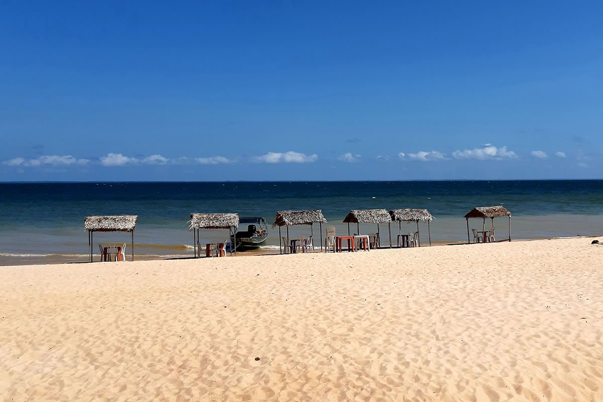 “River beach (River Tapajós) in Alter do Chão, state of Pará, Brazil. Amazon.”, foto de JorgeFromBrazil, licenciada sob Creative Commons Attribution-Share Alike 4.0 (CC BY-SA 4.0), via Wikimedia Commons.