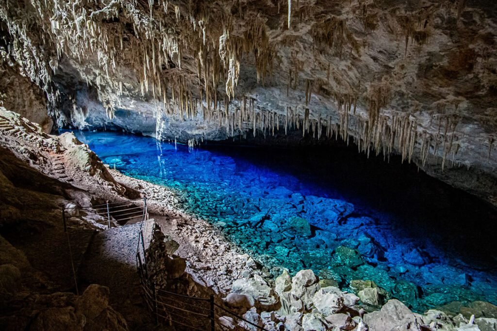 “Foto na Gruta Azul em Bonito, Mato Grosso do Sul”, foto de Bruno L. Wagner, licenciada sob Creative Commons Attribution-Share Alike 4.0 (CC BY-SA 4.0), via Wikimedia Commons.
