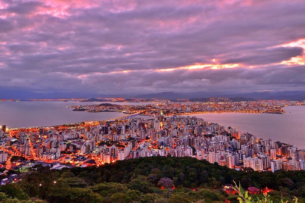 “Morro da Cruz, Florianópolis - SC, Brazil”, foto de Oscar Fava, licenciada sob Creative Commons Attribution 3.0 (CC BY 3.0), via Wikimedia Commons.