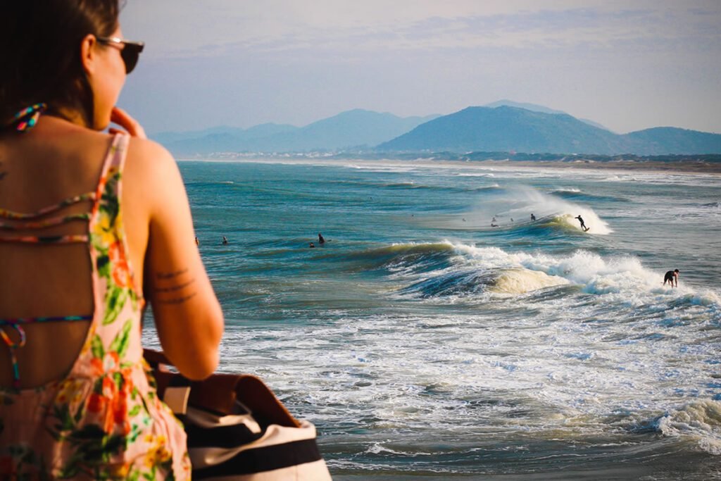 florianopolis santa catarina praia com surfistas mulher observando de costas