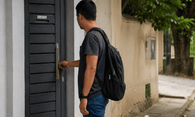Homem verificando a porta ao sair para trabalhar
