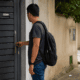Homem verificando a porta ao sair para trabalhar